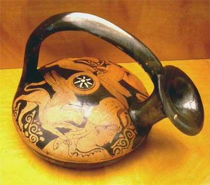 Нападение крылатого чудовища (сфинкса). Древнегреческая ваза. Эрмитаж.(Фото Лимарева В.Н.)