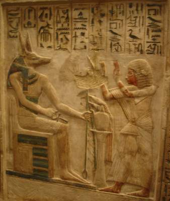Фараон общается с богом Анубисом. (Санкт-Петербург. Эрмитаж. Фото Лимарева В.Н.)